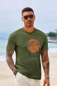 Camiseta de Manga Corta Verde Oliva para Hombre con Estampado de Palmeras al Atardecer, Cuello Redondo Informal, Algodón Jersey, Corte Regular - Product Image 4