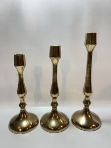 Ensemble de 3 bougeoirs classiques en laiton doré et aluminium, supports de bougies coniques en métal, centre de table traditionnel, décoration d'événements - Product Image 1