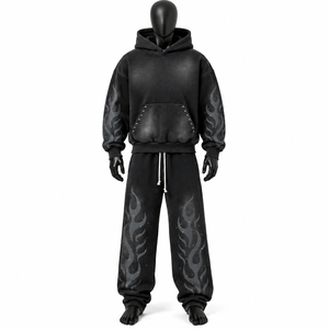 Ensemble survêtement streetwear noir personnalisé avec sweat à capuche oversize et pantalon large, motifs flamme et poche kangourou cloutée - Product Image 1