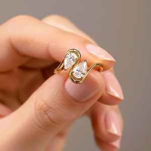 Anillo de compromiso Toi Et Moi de oro de 14 quilates con moissanita de corte pera, regalos de aniversario para esposa, anillo de promesa de dos piedras - Product Image 4