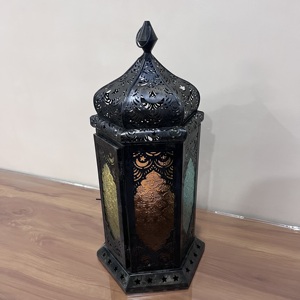 Farol de Hierro y Vidrio Estilo Marroquí con Paneles de Vidrio Coloridos, Acabado Antiguo para Decoraciones de Ramadán, Navidad y Pascua - Product Image 4