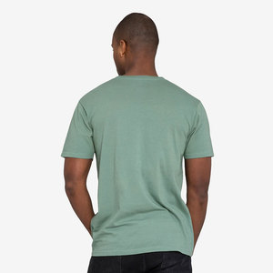 Camiseta de manga corta para hombre, 100% algodón peinado Airlume hilado en anillo, 32 hilos, 4.2 oz, negra, corte regular, con parte delantera anti-bolitas. - Product Image 3