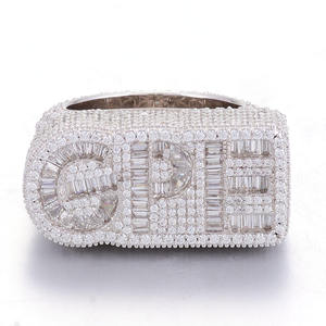 Anillo de Moissanita GPE Personalizado con Letra, para Mujer, con Inicial de Baguette, Banda Clásica de Plata Sólida Bañada en Oro Amarillo, Estilo Hip Hop - Product Image 3