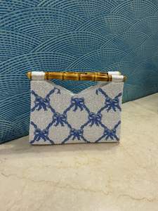 Bolso de mano con asa de bambú con abalorios de perlas y diseño abierto - Product Image 2