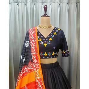 FANCY MUSELINA ALGODÓN DIGITAL IMPRESO ESPEJO TRABAJO LEHENGA CHOLI CON DUPATTA NEGRO - Product Image 4