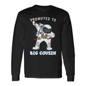 Maglietta a maniche lunghe per bambini con stampa digitale, girocollo, con stampa di un astronauta che fa dabbing e scritta 'Promoted To Big Cousin'. - Product Image 1