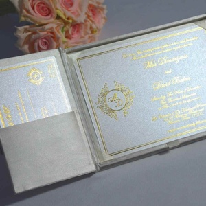 กล่องเชิญงานแต่งงานทำจากไม้อัดเอ็มดีเอฟสีงาช้าง พร้อมริบบิ้นผ้าซาติน เข็มกลัดคริสตัล ฝาปิดแบบมีบานพับ และแผ่นฟอยล์สีทอง - Product Image 5