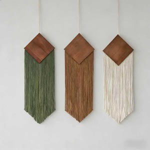 Ensemble bohème de 3 tentures murales en macramé multicolores, décoratives et faites à la main, idéales pour une maison et des espaces intérieurs élégants - Product Image 1