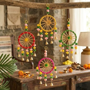 Atrapasueños Tradicional Indio Hecho a Mano con Rueda, Decoración de Pared Festiva con Pompones de Tela y Perlas Artificiales para Diwali, Haldi y Mehndi - Product Image 5
