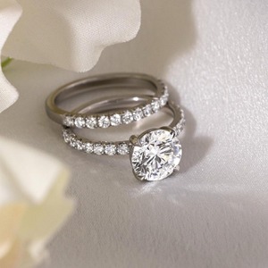 Bague de fiançailles en diamant de laboratoire taille ronde 2,50 carats, solitaire brillant avec alliance demi-éternité pavée - Product Image 2