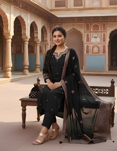 Ensemble Kurta et pantalon en soie romaine brodée noire avec dupatta, col cœur, coupe droite longueur mollet, tenue ethnique pour femme - Product Image 4