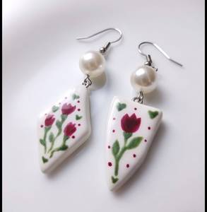 Boucles d'oreilles pendantes en céramique faites à la main pour femmes, jolies breloques en porcelaine blanche avec perles d'imitation et crochets à clous - Product Image 1
