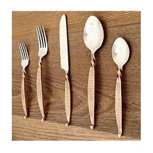 Ensemble de couverts en métal réutilisables écologiques fabriqués en acier inoxydable de qualité alimentaire pour une utilisation longue durée en cuisine - Product Image 1