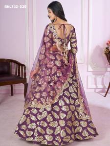 Lehenga-Choli violet en georgette à broderies de feuilles en sequins et zari, coupe trapèze, pour occasions spéciales, fabriqué à Surat - Product Image 4