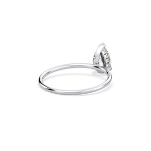 Anillo Solitario REYES con Halo Oculto de Moissanita Corte Pera Certificada GRA de 0.84 Quilates en Plata de Ley 925, Joyería Fina para Mujer - Product Image 4