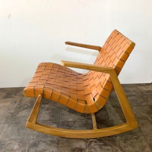 Sillón mecedora de cuero tejido estilo Mid-Century Moderno con estructura de madera de teca maciza, asiento decorativo para sala de estar, mueble de diseño artesanal. - Product Image 3