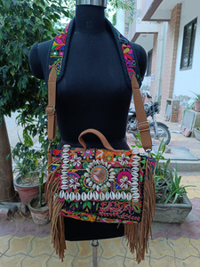 Sac à bandoulière ethnique indien fait main, style bohème, brodé de coquillages, avec franges, patchwork, sac fourre-tout pour femme - Product Image 6
