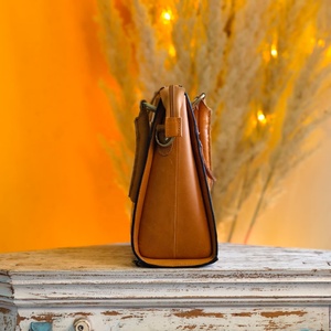 Bolso Bandolera de Cuero Genuino Venus Leathers, Diseño Floral con Letras, Hecho a Mano, Cierre de Cremallera, Antirrobo, Estilo Western, Gran Venta - Product Image 4