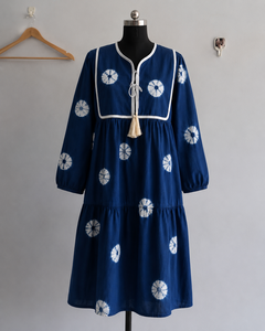Vestido Boho de Algodón Tie Dye para Mujer - Vestido Casual de Manga Larga con Borlas Indigo de Alta Demanda, Cuello con Lazos y Ribete en Contraste, con Volantes - Product Image 1