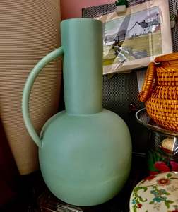 Jarrón Decorativo de Mesa Estilo Ins en Verde Salvia Mate |   Jarrón de Arcilla Hecho a Mano Estético para Flores Secas, Estilo Moderno para Hogar u Oficina - Product Image 1