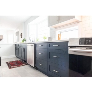 Meuble de cuisine moderne CANA, style transitionnel, avec base modulaire à poignée texturée foncée et rangement mural suspendu, fabrication directe sur mesure. - Product Image 2