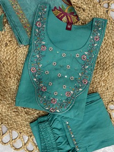 Traje de Diseño Moderno Indio-Pakistaní en Tela Marina de Seda con Bordado Multihilo, Último Modelo Exclusivo para Mujer, Ropa Étnica para Fiestas y Bodas - Product Image 4