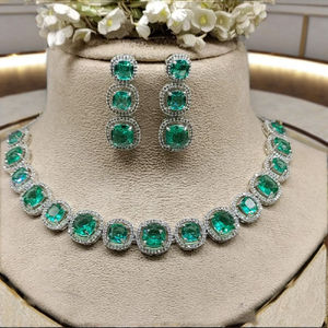 Ensemble de mariée classique Mewar Art avec strass verts, collier et boucles d'oreilles en imitation perle, plaqué argent de luxe - Product Image 2