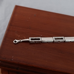 Brazalete de Plata de Ley 925 para Mujer, Diseño Geométrico Rectangular con Micro Pavé de Diamantes, Acabado en Rodio, Cadena de Diseño Moderno, Regalo - Product Image 4