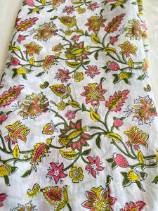 ผ้าฝ้ายพิมพ์ลายดอกไม้หลากสีแบบแฮนด์บล็อก  รักษ์โลก น้ำหนักเบา 90 GSM กว้าง 43/44 นิ้ว สำหรับทำชุดเดรสและของตกแต่งบ้าน ขายเป็นหลา - Product Image 3