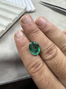 Hermosa Esmeralda Zambiana Natural Facetada de 5.59 quilates, Corte Ovalado, Verde, Gema Suelta para Joyería - Product Image 2