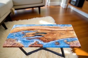 Table à manger moderne en bois massif avec bord naturel et plateau en résine époxy bleue, construction artisanale durable, qualité supérieure, style ferme/villa - Product Image 3