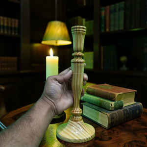 Portavelas de madera de pino hecho a mano con acabado brillante de epoxi, soporte decorativo a precio económico. - Product Image 2