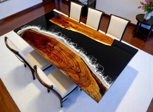 Table de salle à manger en bois massif avec bord naturel et résine époxy, table de conférence de luxe en résine noire, mobilier - Product Image 3