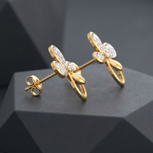 Boucles d'oreilles clous triangulaires tendance en or jaune 14 carats avec diamant de laboratoire taille ronde, design unique, pour mariages et cadeaux de fête - Product Image 1