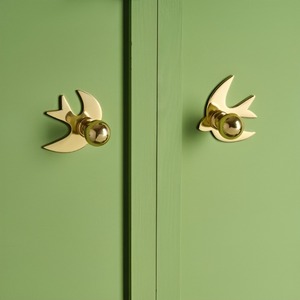 Tiradores de latón con forma de golondrina para gabinetes, diseño contemporáneo, manijas duraderas para puertas de muebles, herrajes verdes para puertas. - Product Image 1