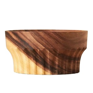 Bol en bois d'acacia à bord sculpté avec finition texturée pour servir des salades de fruits ou comme pièce d'accent élégante pour la décoration intérieure - Product Image 1
