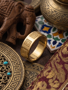 DIVYORO แหวนผู้ชายลายสี่เหลี่ยมคลาสสิกชุบทอง 22k - Product Image 4