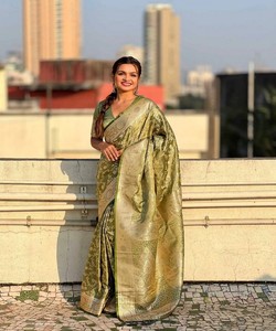 Sari de seda verde claro, estilo tradicional indio Banarasi, con borde decorado, para usar en ceremonias de boda. - Product Image 1