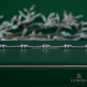 Bracelet minimaliste avec diamant de laboratoire taille poire, montures élégantes, maillons délicats et fermoir mousqueton - Product Image 4