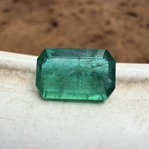 Émeraude Naturelle Zambienne 3,14 Carats Vert Vif Taille Échelle Pierre Précieuse Libre 11,8x7,5x4,5MM pour Fabrication de Bijoux Fins Vente en Gros - Product Image 1