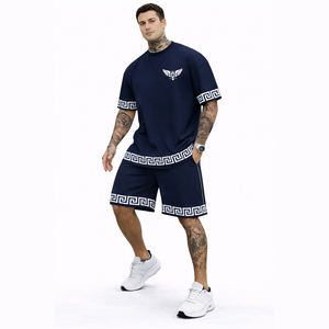 Ensemble streetwear homme noir et or 2 pièces personnalisé, t-shirt graphique de luxe et short, tenue urbaine d'été - Product Image 3