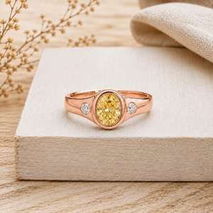 เพชรทรงรีและทรงกลมสีเหลือง ผลิตในห้องปฏิบัติการ คลาสสิก ทองคำแท้ 10K 14K 18K สีทองคำขาว ความใส DEF ระดับ VVS พร้อมขอบตัวเรือนแบบ Bezel Setting เครื่องประดับชั้นดี - Product Image 3
