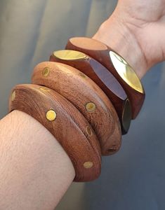 Pulsera de Madera con Pentagrama Retro, Diseño Moderno con Remaches Anchos, Hecha a Mano, Resistente al Agua, Accesorio Unisex - Product Image 3
