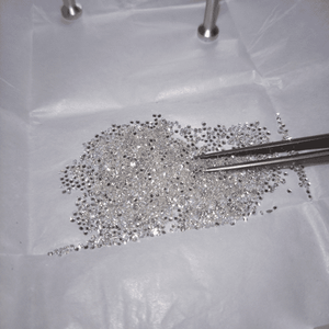 เพชรธรรมชาติทรงกลมเจียระไนแบบบริลเลียนท์ ขนาด 1.30 มม. ถึง 1.70 มม. คุณภาพ DEF VVS1 ความใสระดับ Excellent Cut เหมาะสำหรับเครื่องประดับสไตล์ฮิปฮอป - Product Image 6