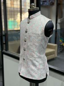 เสื้อโค้ทผู้ชายคุณภาพดีเยี่ยม หรูหรา ปักลายแจ็คการ์ดและเลื่อม เหมาะสำหรับงานแต่งงานและการแสดงบนเวที มีจำหน่ายในราคาที่คุ้มค่า - Product Image 4