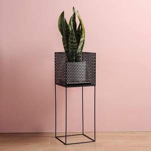 Macetero Metálico con Soporte Negro, Decoración Artesanal para Interiores, Flores Artificiales - Product Image 1