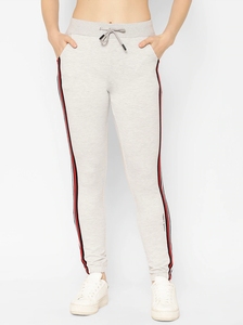 Pantalon de jogging décontracté pour homme en molleton gris très extensible avec bande latérale rouge et noire, taille élastique et cordon de serrage, idéal pour l'hiver - Product Image 3
