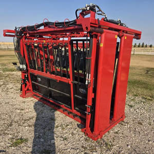 Chute de soin hydraulique pour bétail Titan West, nouvelle version robuste en aluminium - Product Image 1