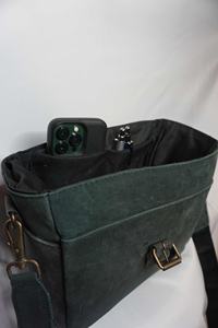 Sac bandoulière en tissu ciré vert foncé avec garniture en cuir véritable, fermeture à rabat et boucle, unisexe - Product Image 3