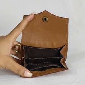 Monedero pequeño de cuero genuino marrón hecho a mano para mujer, con diseño floral y de ases, cierre a presión y correa para la muñeca. - Product Image 5